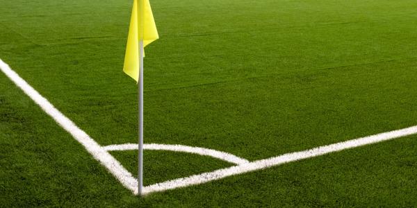 Drapeau de corner sur un terrain de football, symbole du pari plus de 8.5 corners